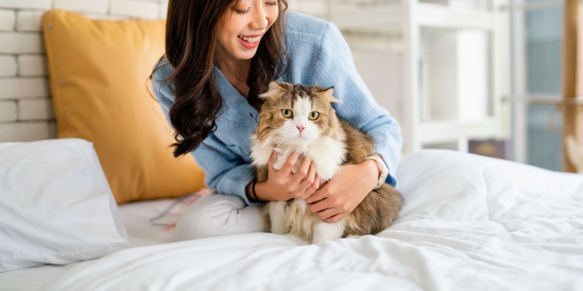 woman hug cat