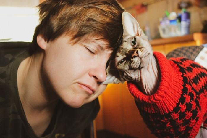 woman Rubbing her head on the cat's head